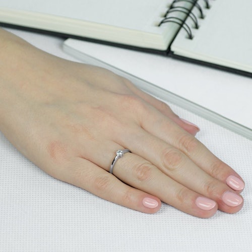 Pierścionek zaręczynowy SAVICKI: białe złoto, biały szafir